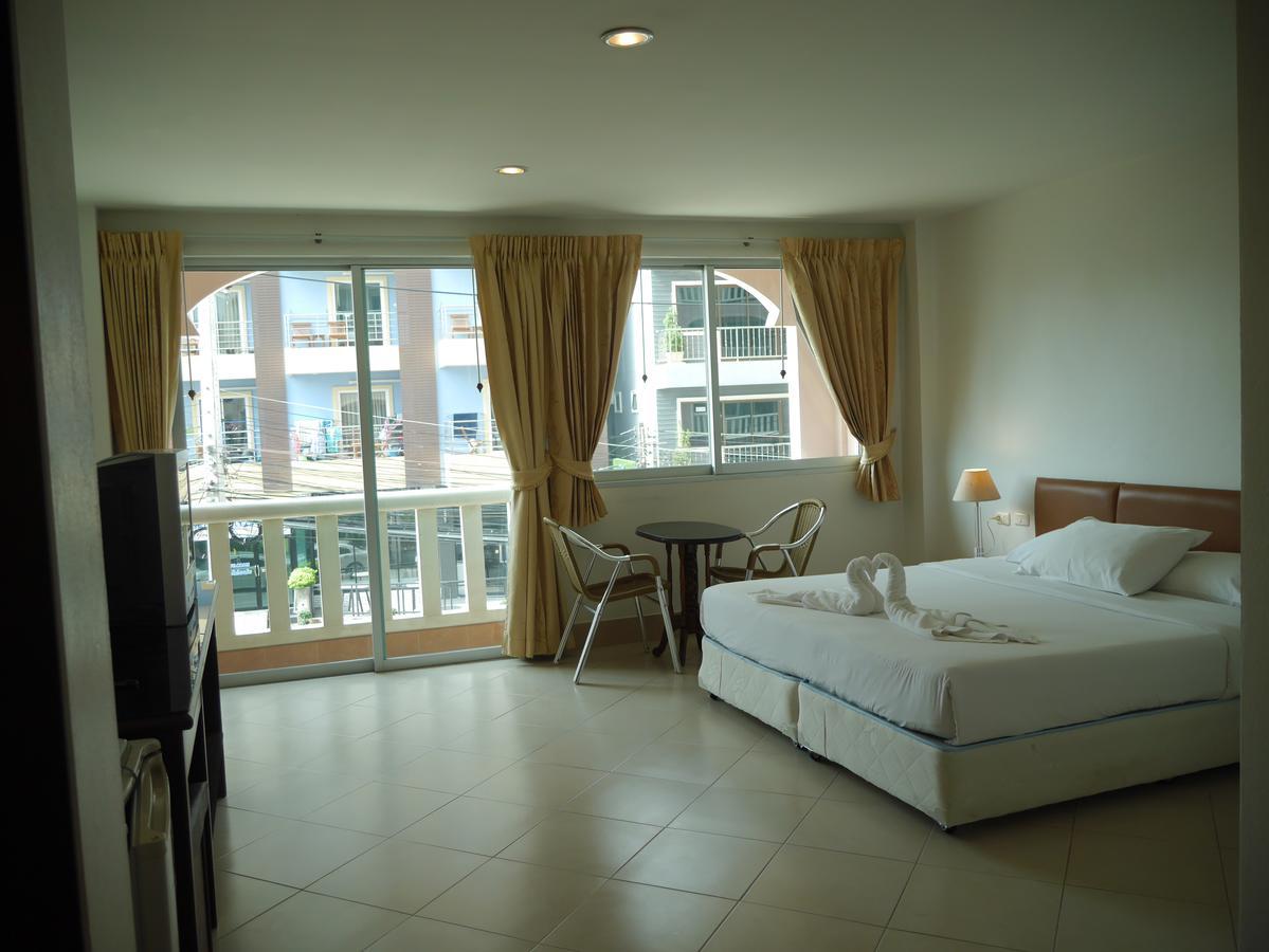 Отель Baan Petcharat Patong Экстерьер фото
