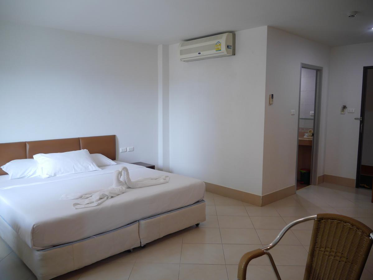 Отель Baan Petcharat Patong Экстерьер фото