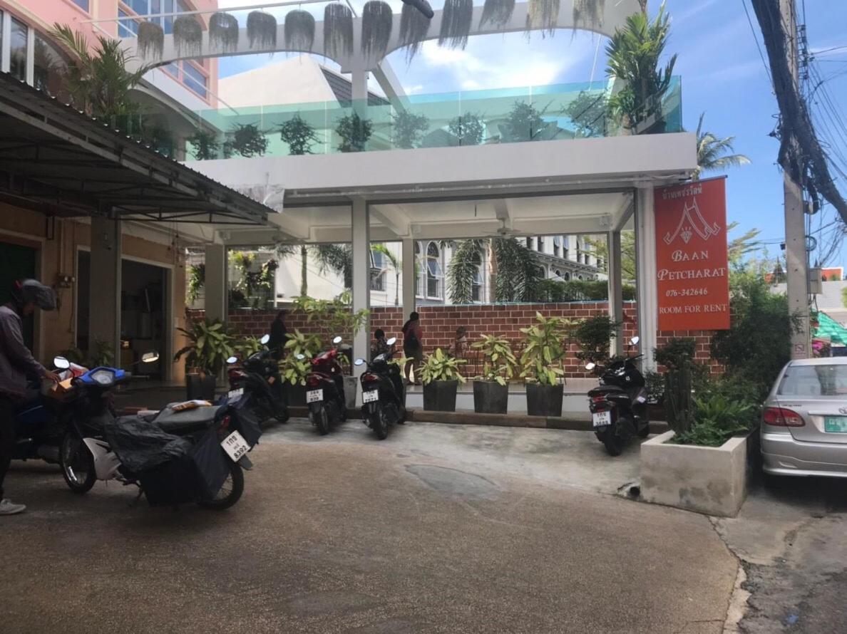 Отель Baan Petcharat Patong Экстерьер фото