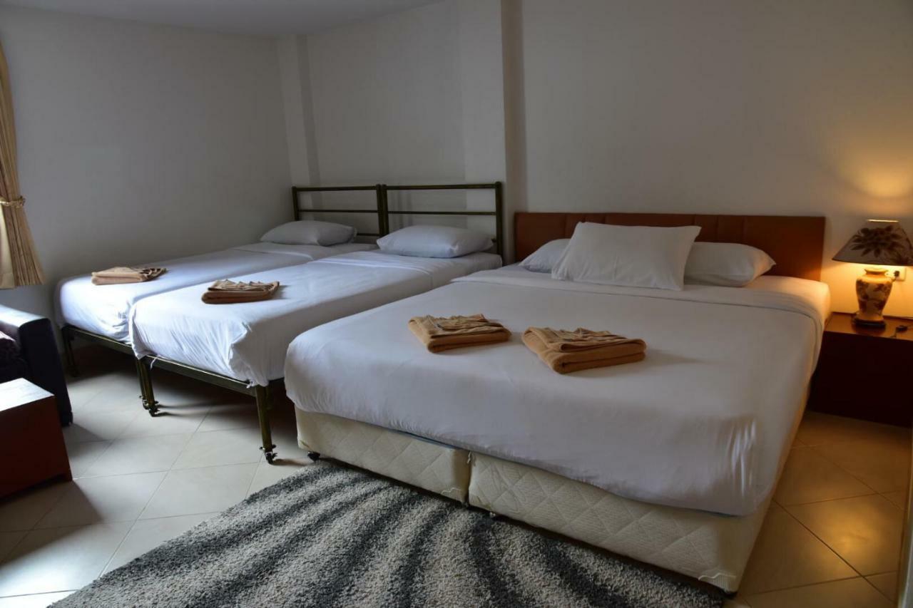 Отель Baan Petcharat Patong Экстерьер фото