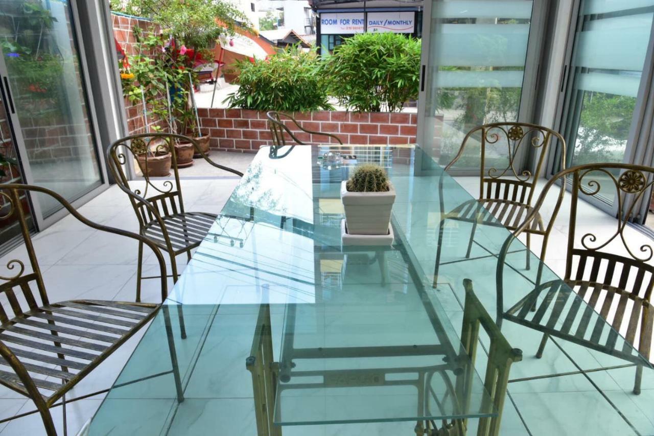 Отель Baan Petcharat Patong Экстерьер фото